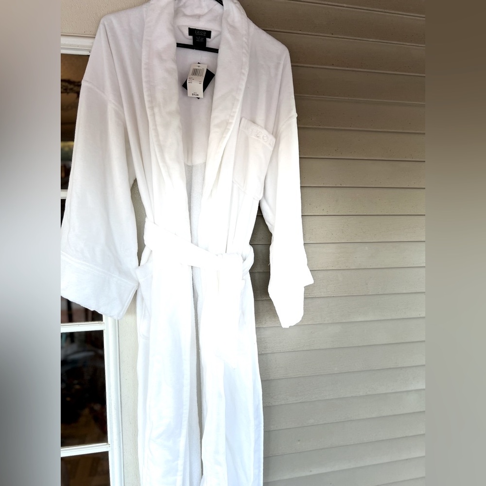 Izod brand new white robe